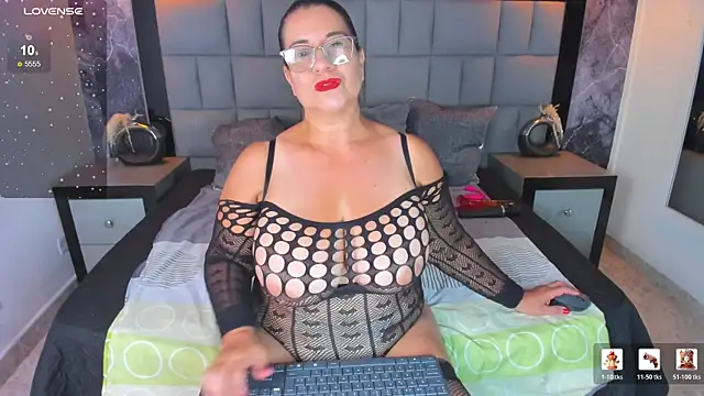 Snapshot of Your_Lady_Milf chatting on 04/25/26, 05:43 Your Lady Milf online show from 04/25/26, 05:43