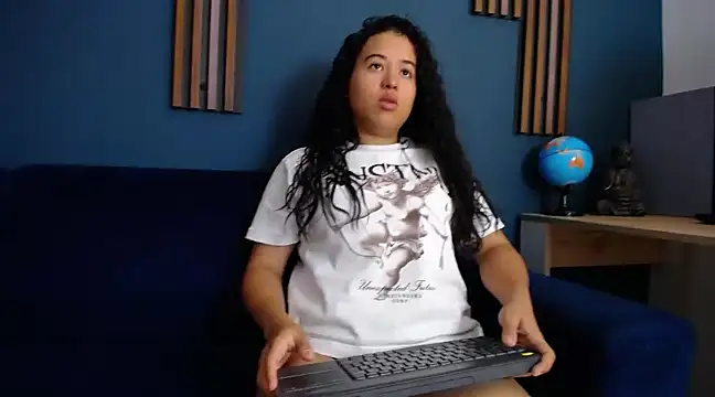 Snapshot of ema_abby chatting on 02/02/25, 04:32 ema abby online show from 02/02/25, 04:32