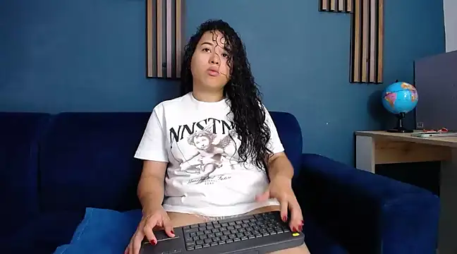 Snapshot of ema_abby chatting on 02/12/25, 07:02 ema abby online show from 02/12/25, 07:02