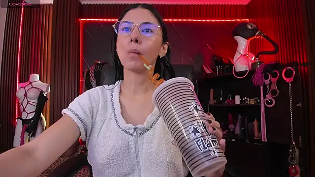 Snapshot of XiaQueen chatting on 11/25/25, 11:32 XiaQueen online show from 11/25/25, 11:32