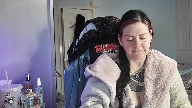 Snapshot of AureliaXOX chatting on 12/04/25, 09:18 AureliaXOX online show from 12/04/25, 09:18