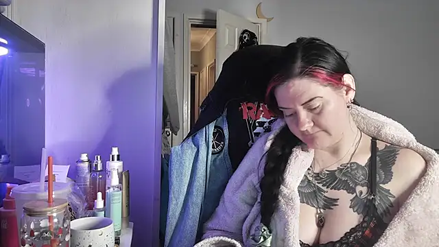 Snapshot of AureliaXOX chatting on 12/16/25, 02:33 AureliaXOX online show from 12/16/25, 02:33