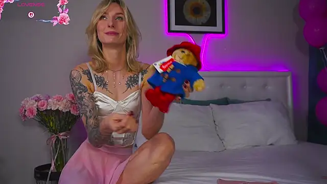 LeaCox  online show from 10/23/25, 08:02