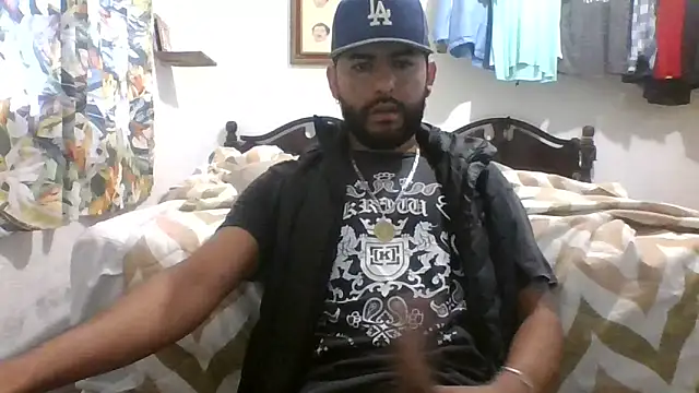 Snapshot of dickman10 chatting on 09/17/25, 01:35 dickman10 online show from 09/17/25, 01:35