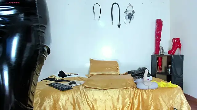 aurora cullen  online show from 04/16/26, 11:44