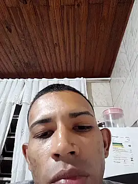 Snapshot of Mineirinho043 chatting on 02/14/25, 03:11 Mineirinho043 online show from 02/14/25, 03:11