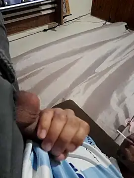 Snapshot of Mineirinho043 chatting on 03/05/25, 01:21 Mineirinho043 online show from 03/05/25, 01:21