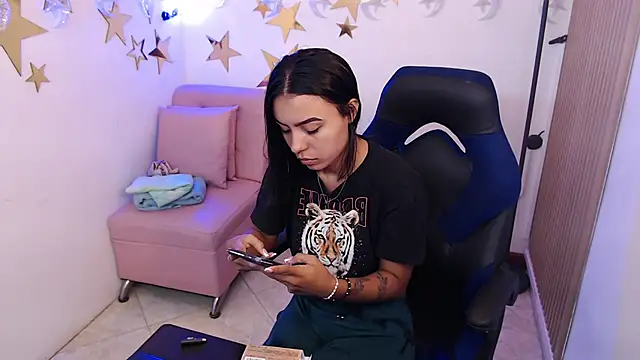 Snapshot of julieta_fn chatting on 06/18/26, 01:48 julieta fn online show from 06/18/26, 01:48