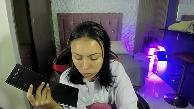 Snapshot of julieta_fn chatting on 07/16/26, 12:55 julieta fn online show from 07/16/26, 12:55