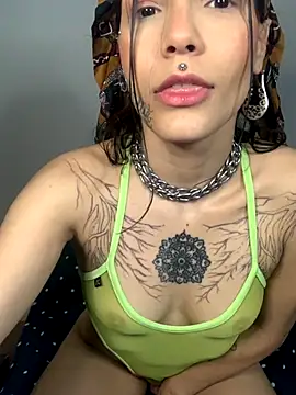 Snapshot of nickelfie chatting on 11/13/25, 02:27 nickelfie online show from 11/13/25, 02:27