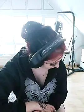 Snapshot of Gamergirl-Linela chatting on 03/18/25, 04:15 Gamergirl-Linela online show from 03/18/25, 04:15