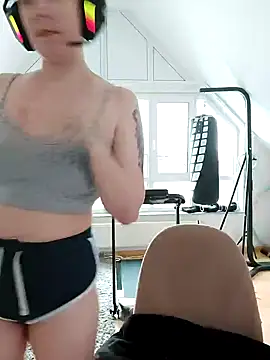 Snapshot of Gamergirl-Linela chatting on 03/21/25, 04:51 Gamergirl-Linela online show from 03/21/25, 04:51