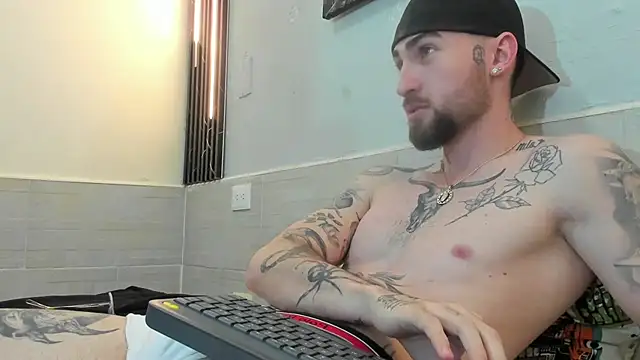 Snapshot of Luke_davis01 chatting on 02/11/25, 04:46 Luke davis01 online show from 02/11/25, 04:46