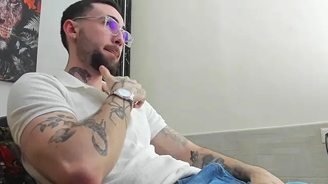 Snapshot of Luke_davis01 chatting on 02/12/25, 01:27 Luke davis01 online show from 02/12/25, 01:27