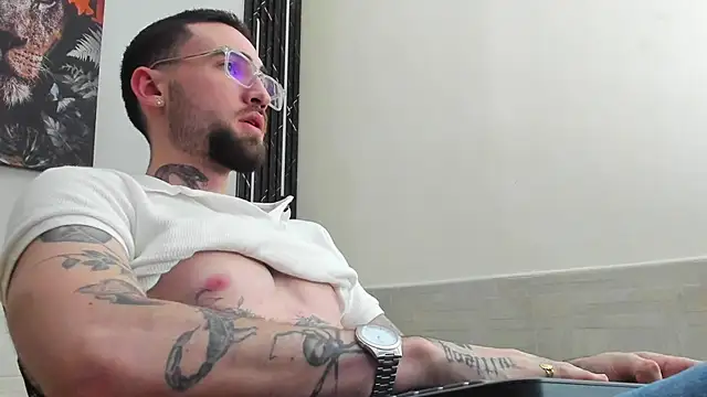 Snapshot of Luke_davis01 chatting on 02/12/25, 04:55 Luke davis01 online show from 02/12/25, 04:55