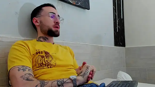 Snapshot of Luke_davis01 chatting on 02/13/25, 12:43 Luke davis01 online show from 02/13/25, 12:43