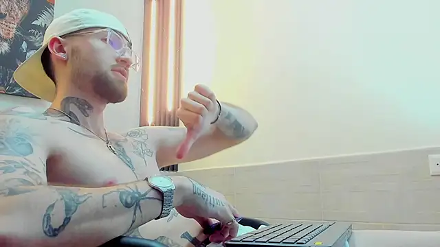 Snapshot of Luke_davis01 chatting on 02/13/25, 03:46 Luke davis01 online show from 02/13/25, 03:46