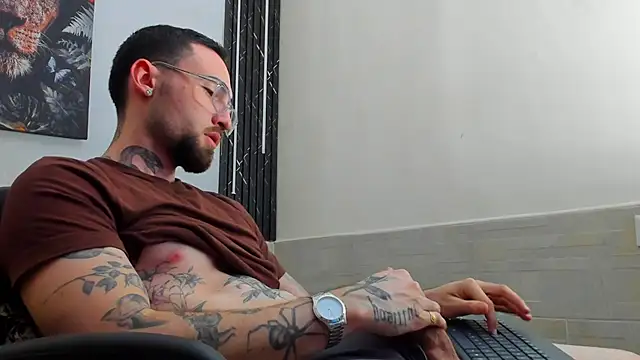 Snapshot of Luke_davis01 chatting on 02/15/25, 04:01 Luke davis01 online show from 02/15/25, 04:01