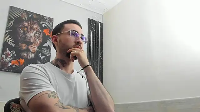 Snapshot of Luke_davis01 chatting on 02/19/25, 01:28 Luke davis01 online show from 02/19/25, 01:28