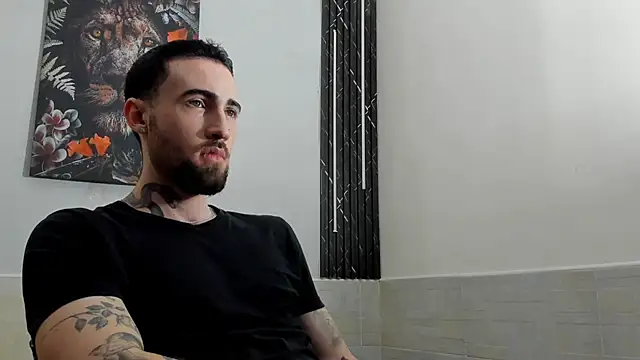 Snapshot of Luke_davis01 chatting on 02/20/25, 01:19 Luke davis01 online show from 02/20/25, 01:19