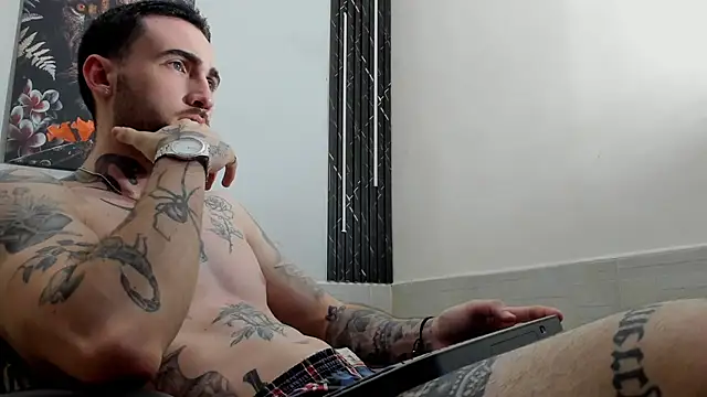 Snapshot of Luke_davis01 chatting on 02/20/25, 04:57 Luke davis01 online show from 02/20/25, 04:57