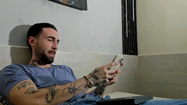 Snapshot of Luke_davis01 chatting on 02/21/25, 01:00 Luke davis01 online show from 02/21/25, 01:00