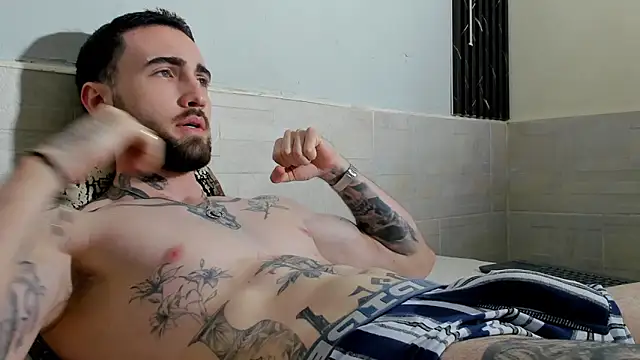 Snapshot of Luke_davis01 chatting on 02/21/25, 04:48 Luke davis01 online show from 02/21/25, 04:48