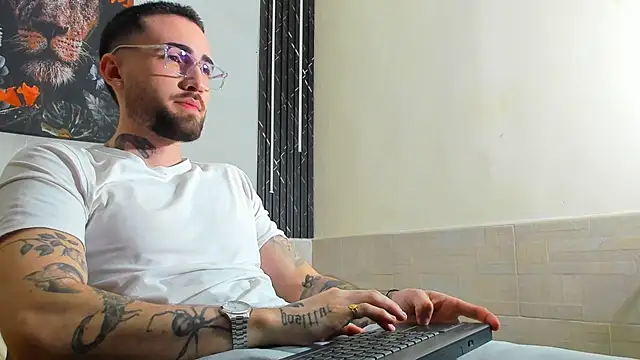 Snapshot of Luke_davis01 chatting on 02/22/25, 01:02 Luke davis01 online show from 02/22/25, 01:02