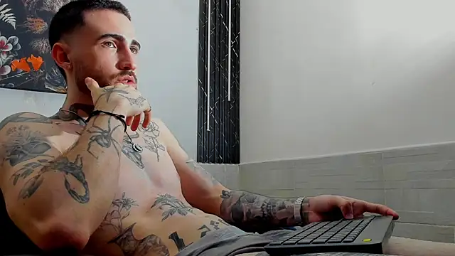 Snapshot of Luke_davis01 chatting on 02/24/25, 03:53 Luke davis01 online show from 02/24/25, 03:53