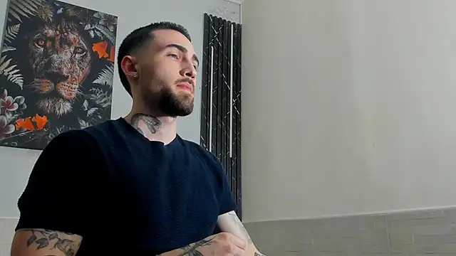 Snapshot of Luke_davis01 chatting on 02/25/25, 01:17 Luke davis01 online show from 02/25/25, 01:17