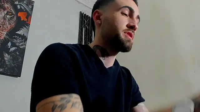 Snapshot of Luke_davis01 chatting on 02/26/25, 01:19 Luke davis01 online show from 02/26/25, 01:19