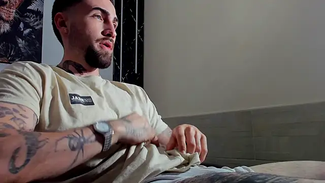 Snapshot of Luke_davis01 chatting on 02/26/25, 04:45 Luke davis01 online show from 02/26/25, 04:45