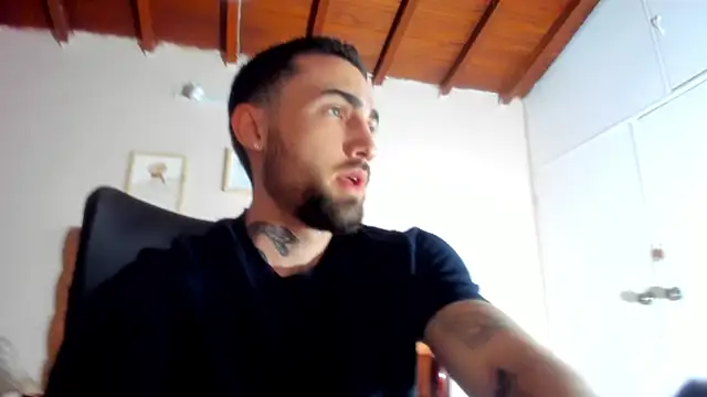 Snapshot of Luke_davis01 chatting on 03/05/25, 01:28 Luke davis01 online show from 03/05/25, 01:28