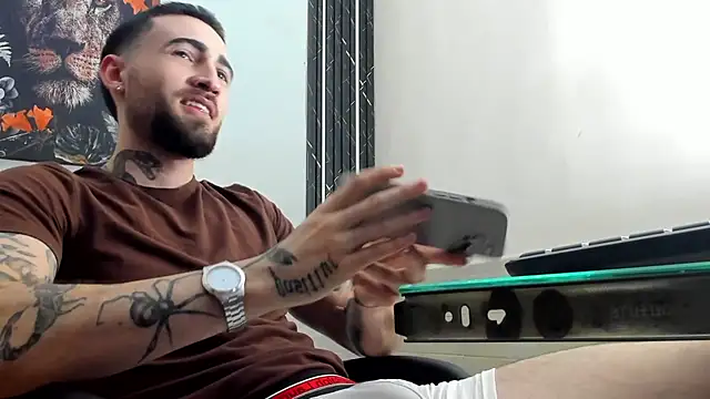 Snapshot of Luke_davis01 chatting on 03/14/25, 05:02 Luke davis01 online show from 03/14/25, 05:02