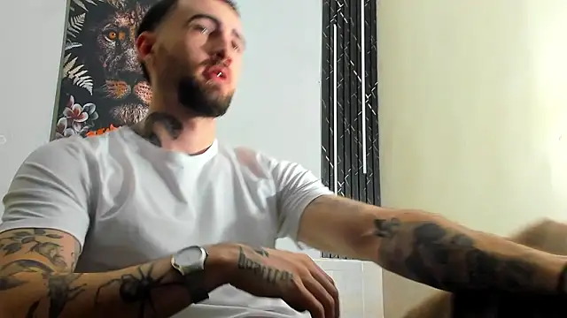 Snapshot of Luke_davis01 chatting on 03/19/25, 01:29 Luke davis01 online show from 03/19/25, 01:29