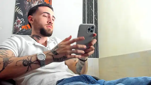 Snapshot of Luke_davis01 chatting on 03/21/25, 04:51 Luke davis01 online show from 03/21/25, 04:51