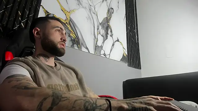 Snapshot of Luke_davis01 chatting on 09/09/25, 01:43 Luke davis01 online show from 09/09/25, 01:43