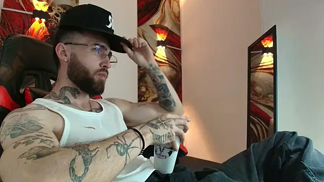 Snapshot of Luke_davis01 chatting on 09/24/25, 01:14 Luke davis01 online show from 09/24/25, 01:14