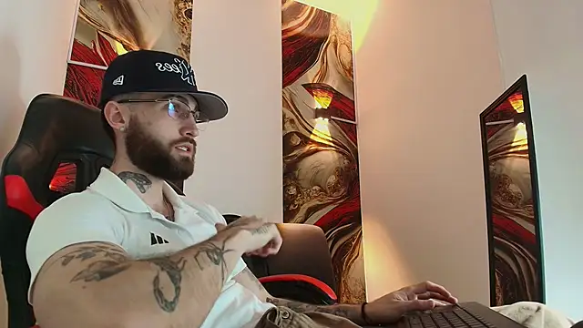 Snapshot of Luke_davis01 chatting on 10/17/25, 01:25 Luke davis01 online show from 10/17/25, 01:25