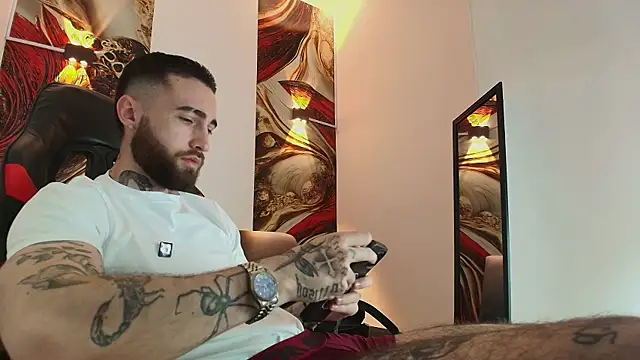 Snapshot of Luke_davis01 chatting on 10/20/25, 01:22 Luke davis01 online show from 10/20/25, 01:22