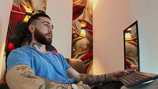 Snapshot of Luke_davis01 chatting on 10/24/25, 01:40 Luke davis01 online show from 10/24/25, 01:40