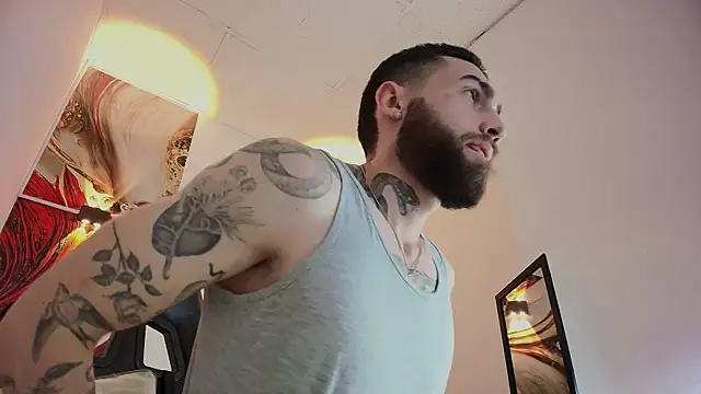 Snapshot of Luke_davis01 chatting on 10/28/25, 01:14 Luke davis01 online show from 10/28/25, 01:14