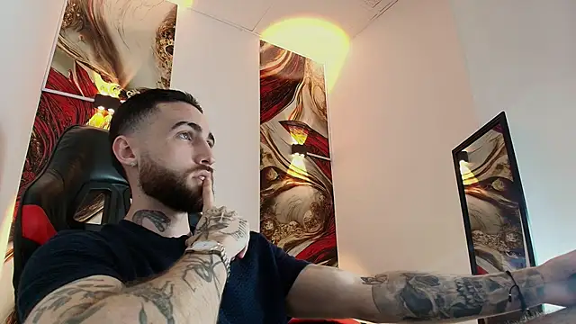 Snapshot of Luke_davis01 chatting on 10/29/25, 01:24 Luke davis01 online show from 10/29/25, 01:24