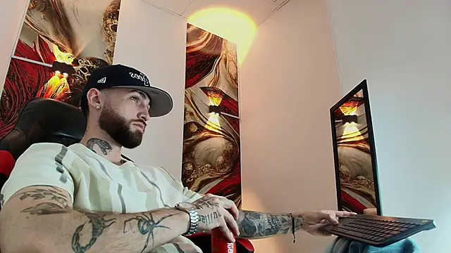 Snapshot of Luke_davis01 chatting on 10/31/25, 01:23 Luke davis01 online show from 10/31/25, 01:23