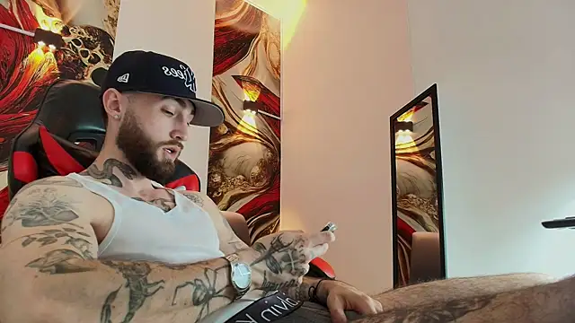 Snapshot of Luke_davis01 chatting on 11/04/25, 01:32 Luke davis01 online show from 11/04/25, 01:32