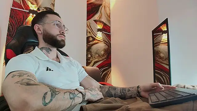 Snapshot of Luke_davis01 chatting on 11/05/25, 01:11 Luke davis01 online show from 11/05/25, 01:11