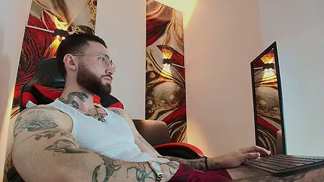 Snapshot of Luke_davis01 chatting on 11/06/25, 01:23 Luke davis01 online show from 11/06/25, 01:23