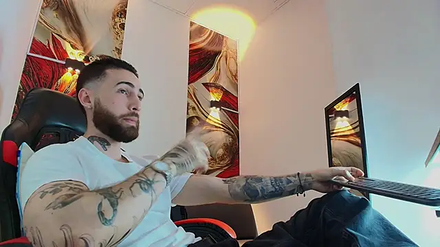 Snapshot of Luke_davis01 chatting on 11/11/25, 01:11 Luke davis01 online show from 11/11/25, 01:11