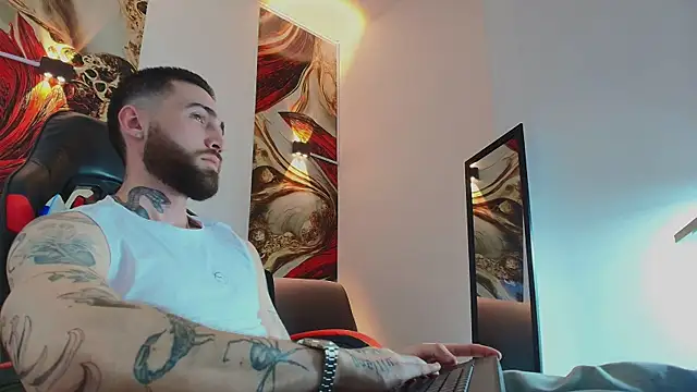 Snapshot of Luke_davis01 chatting on 11/12/25, 01:11 Luke davis01 online show from 11/12/25, 01:11