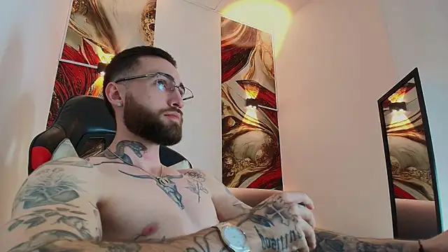 Snapshot of Luke_davis01 chatting on 11/14/25, 01:10 Luke davis01 online show from 11/14/25, 01:10